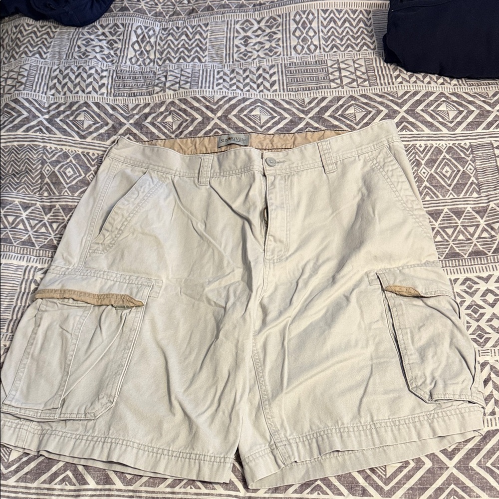 Men's Versatile Cream Cargo Shorts